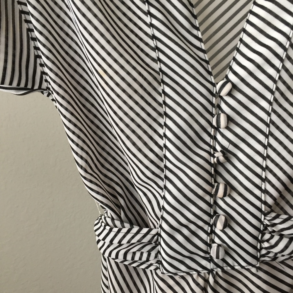 F O R E V ER 21 sheer V-neck top - Picture 4 of 8